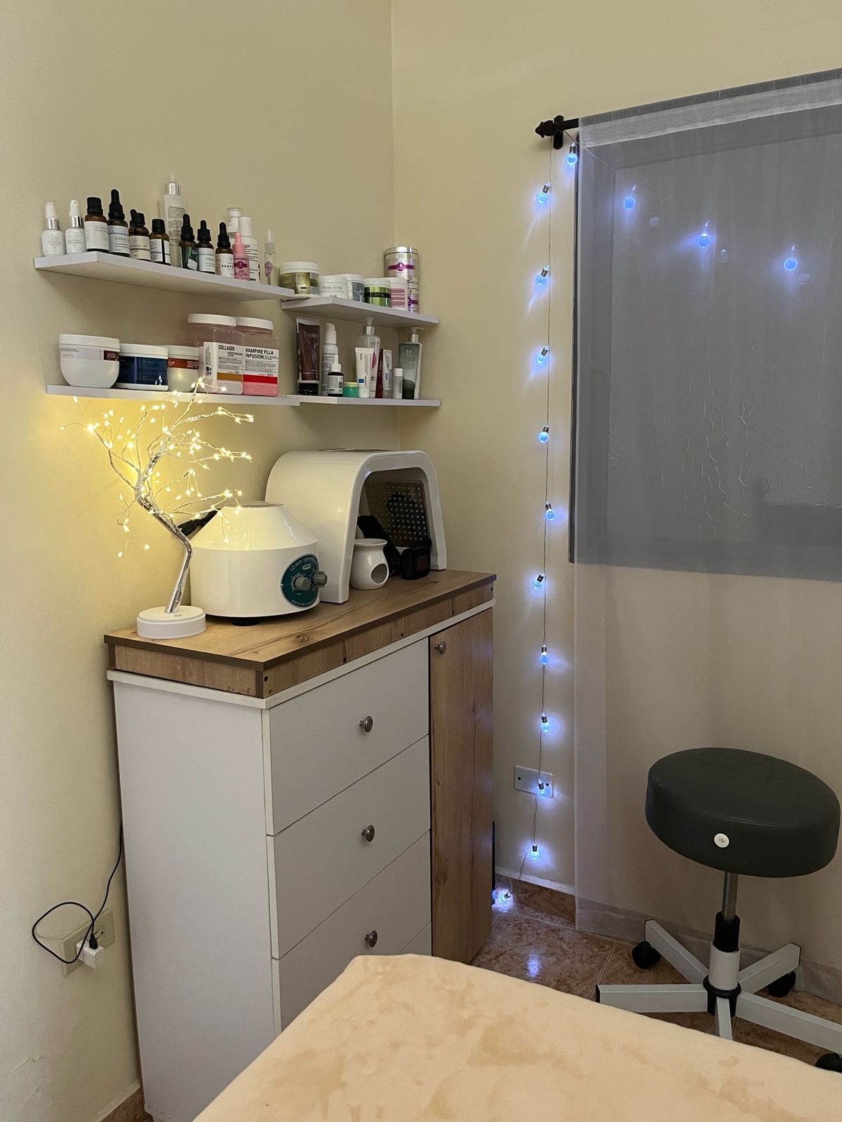 Vitrina con productos profesionales de skincare en Alma Vital