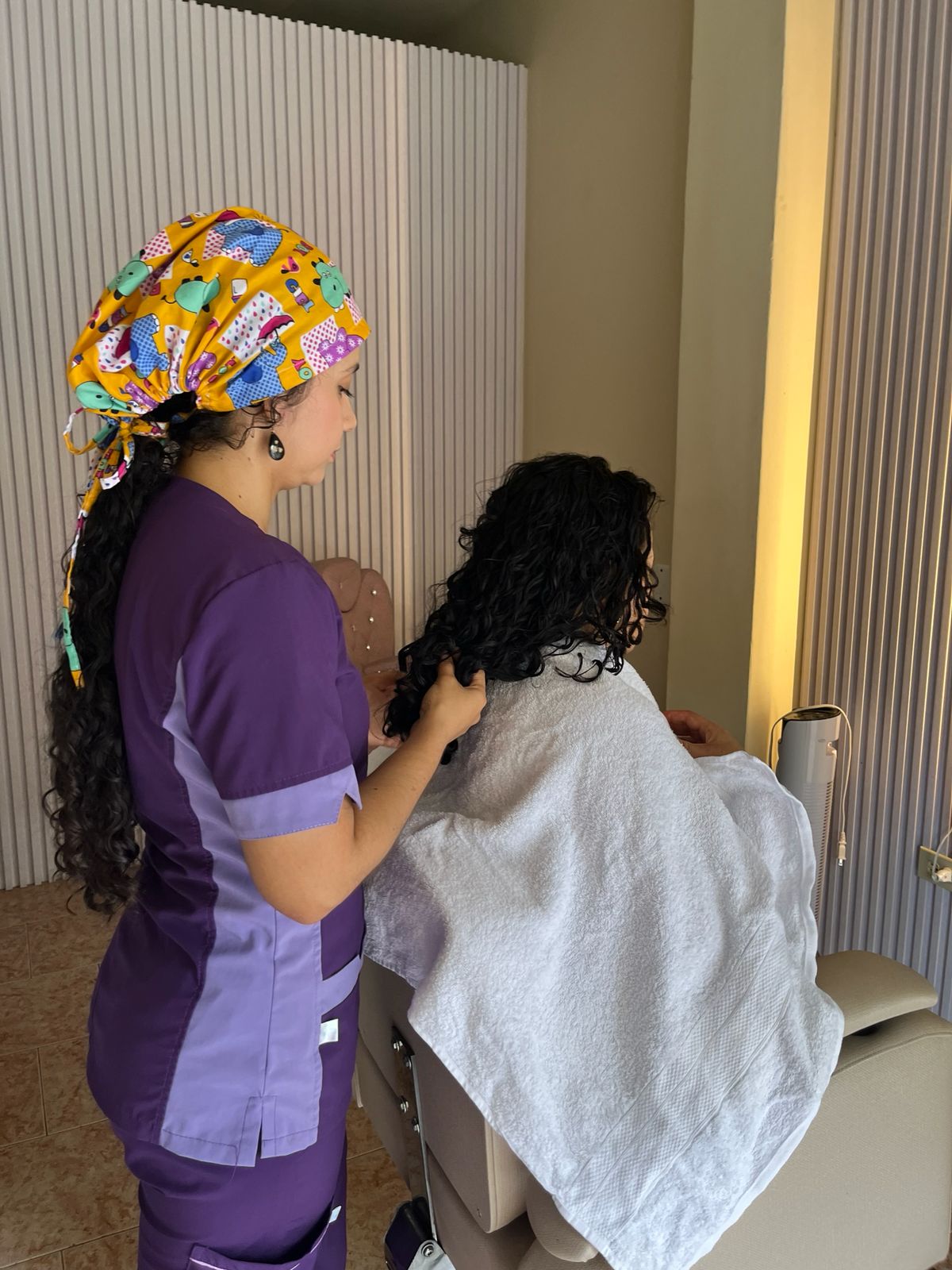 Jazmín trabajando definición de rizos en Alma Vital