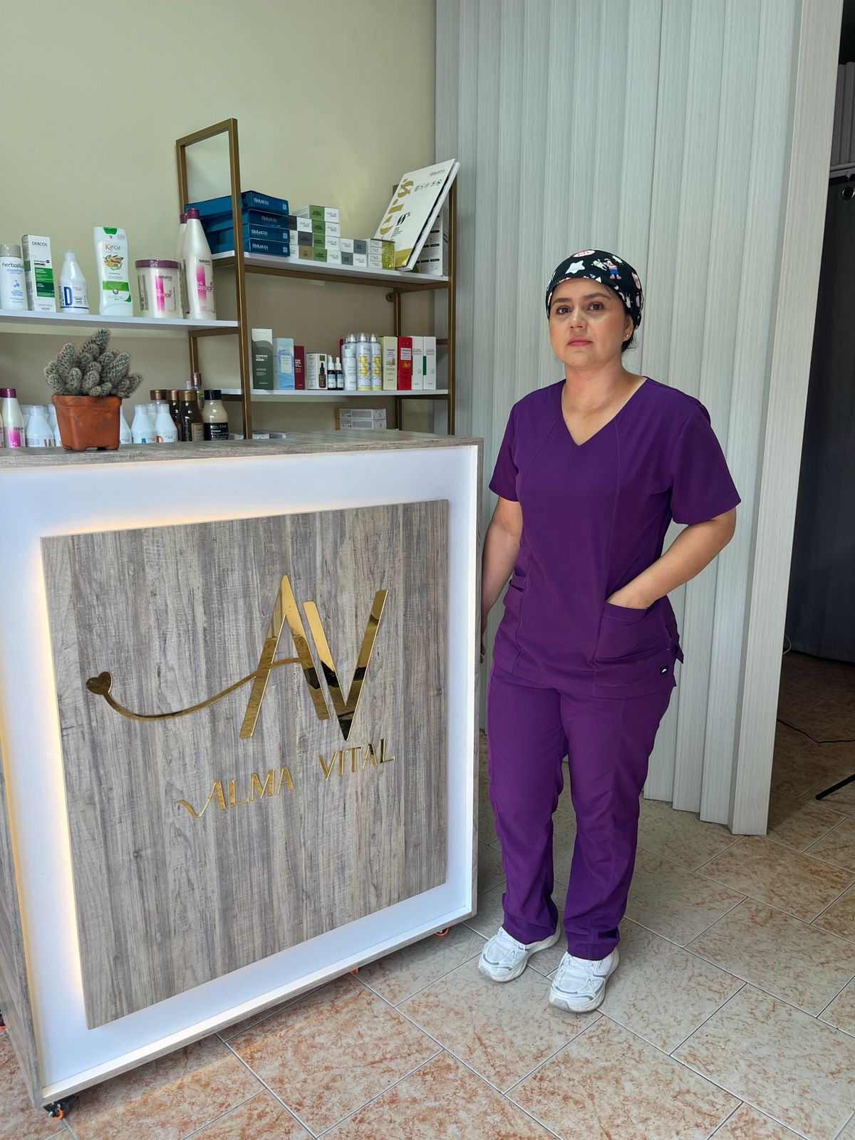 Jenny, cosmetóloga especialista en piel y socia de Alma Vital