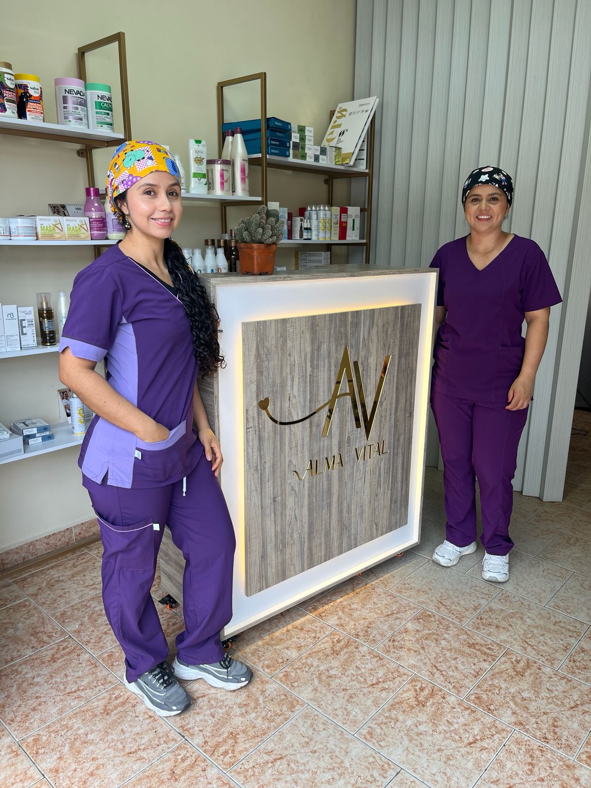 Jazmín y Jenny sonriendo en el local de Alma Vital