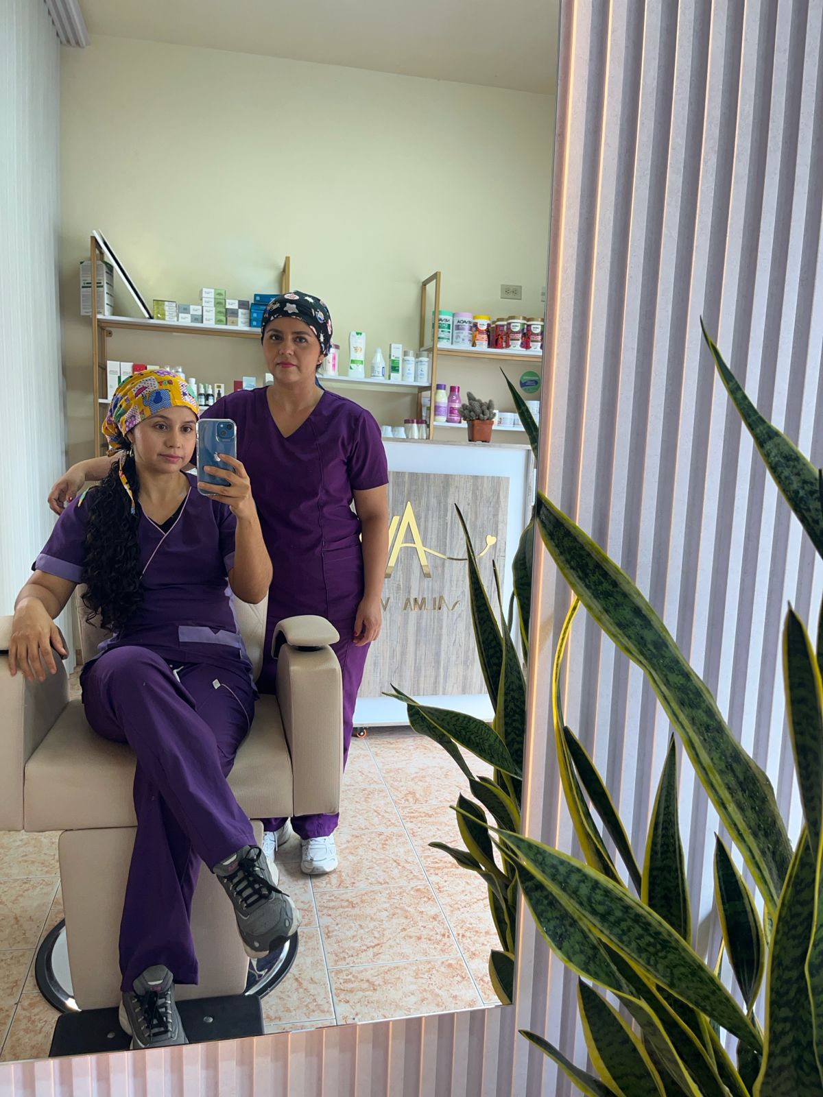 Jazmín y Jenny en la sala de atención de Alma Vital
